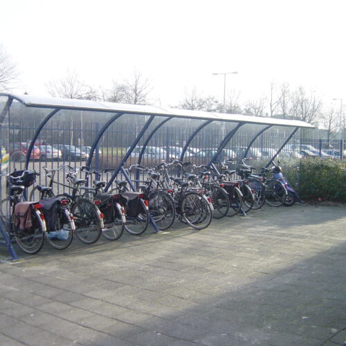 Rookoverkapping - rookabri BF1000 111 Onbeperkt uitbreidbaar. Afgebeeld als rijwieloverkapping met een lengte van 9 meter. Voorzien van een blauwe poedercoatng.